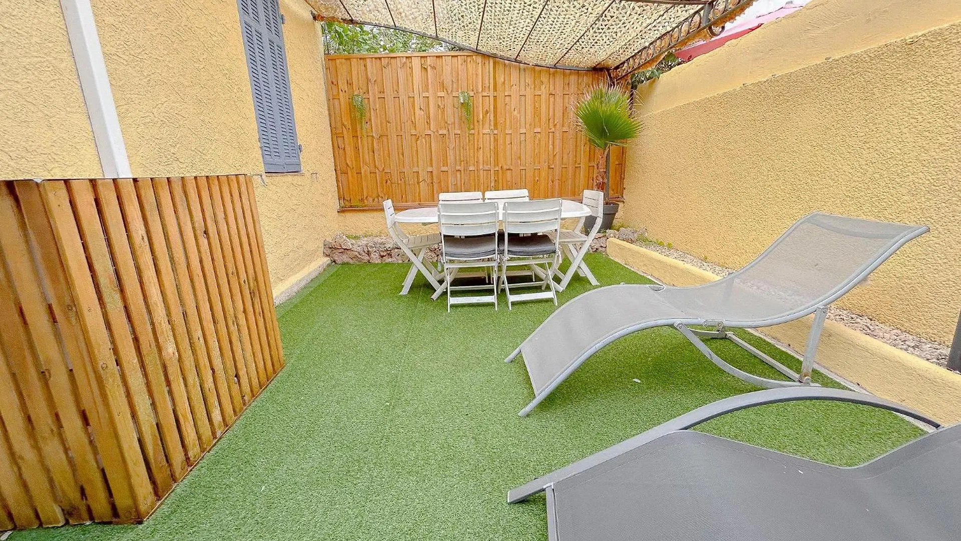 Apartment Charmant Mas Centrale, Bord De Mer Cour Interieur Ideal Pour 4 Personnes Frejus