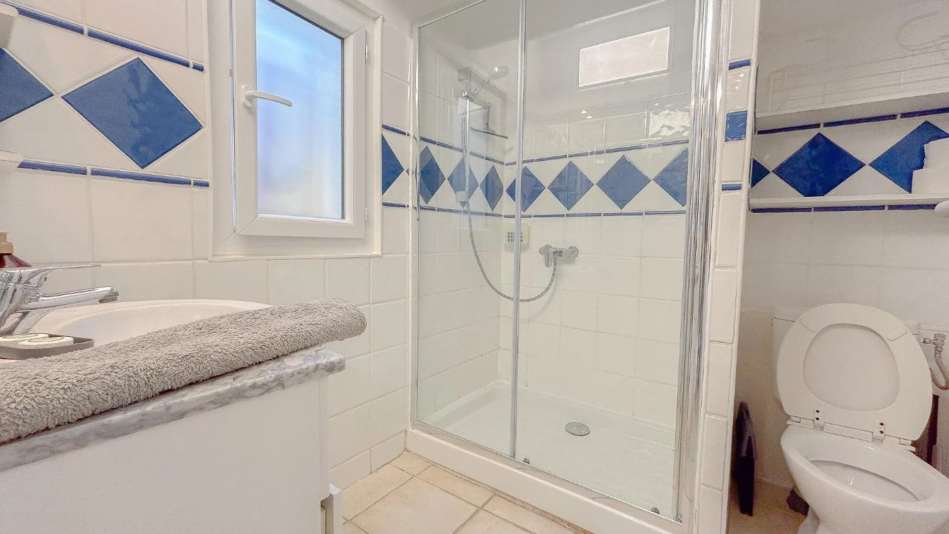 Apartment Charmant Mas Centrale, Bord De Mer Cour Interieur Ideal Pour 4 Personnes Frejus